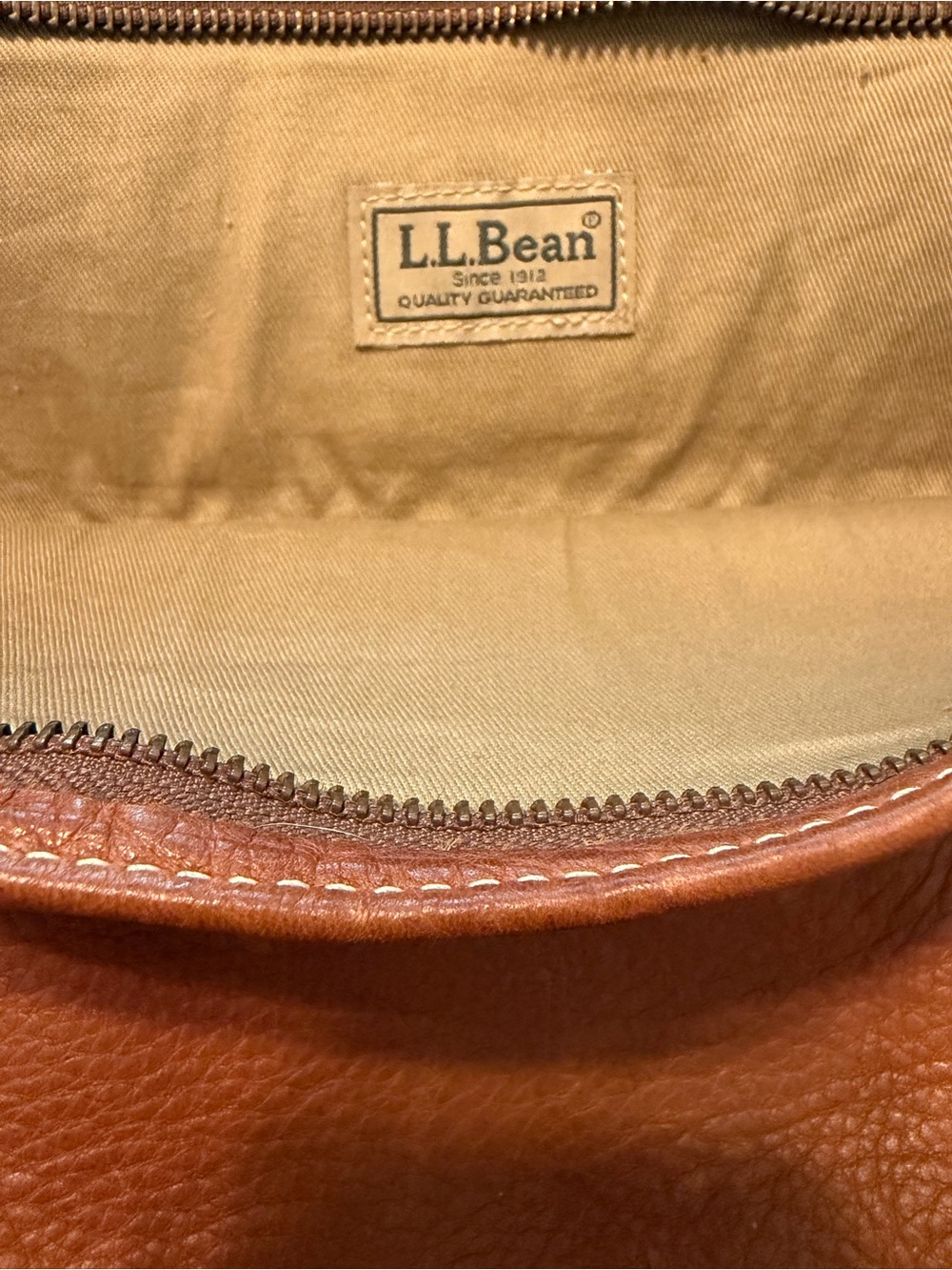 Vintage L.L. Bean pebble-grain leather tote bag features a fold-over top closure - Picture 4 of 16